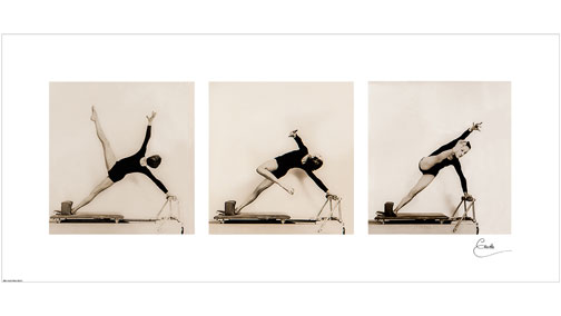 Tríptico de Carola Trier realizando tres posturas de Pilates sobre un aparato clásico