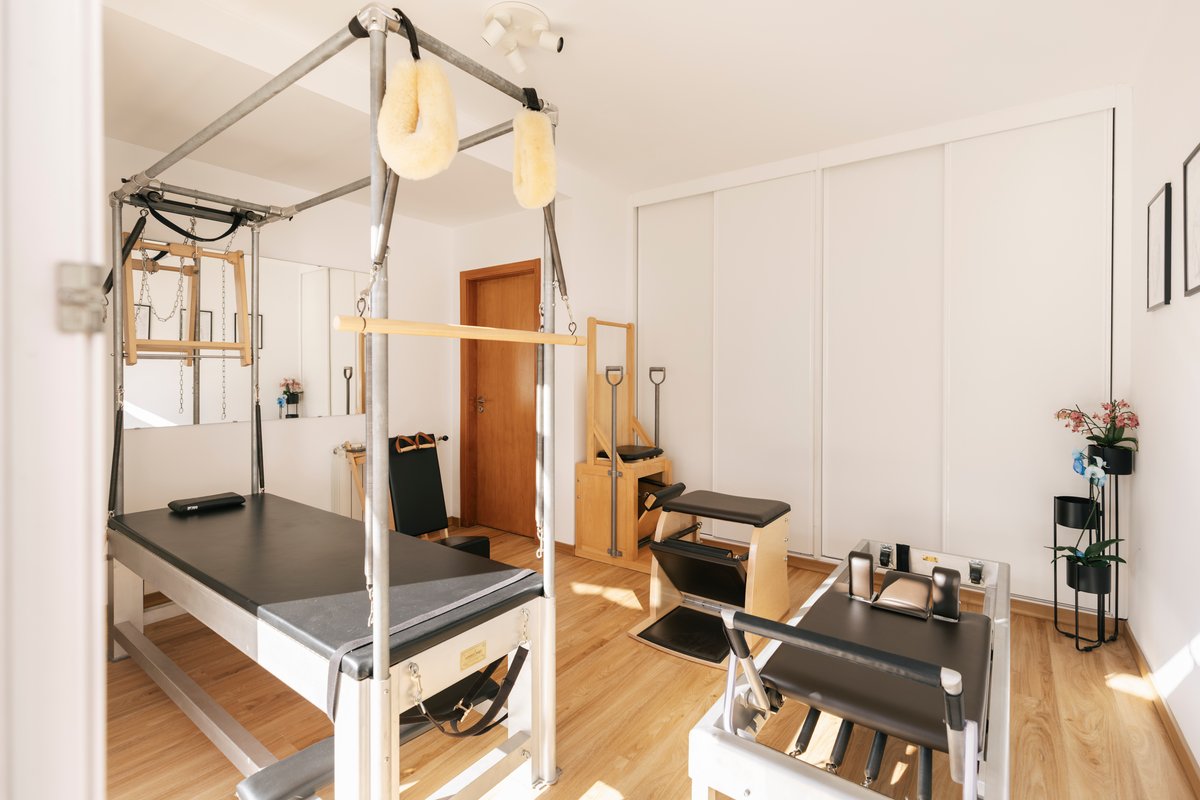 Amplo estúdio da Essentia Pilates equipado com aparelhos clássicos